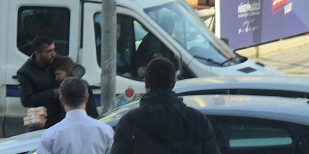 Bankacının boynuna bıçak dayayıp paraları istedi