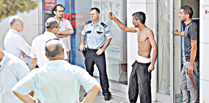 Bankada kafası attı herkesi rehin aldı