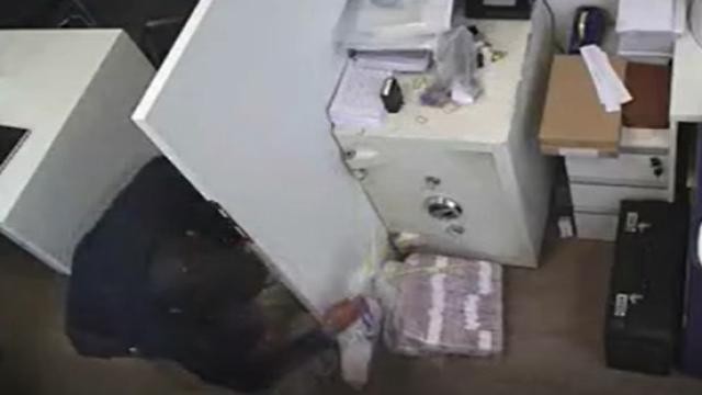 Bankadan para dolu çuvalı çaldılar