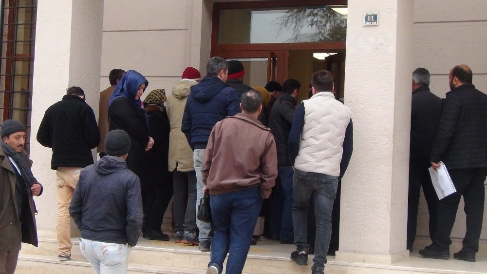Bankalar önünde uzun kuyruklar oluşuyor 