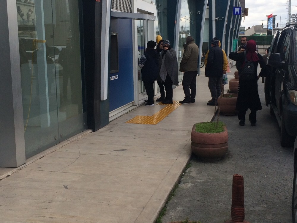 Bankalarda korona virüs kuyruğu 
