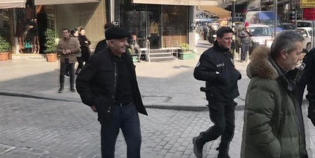 Bankamatikte sıkışan kartından 5 bin dolarını çaldılar