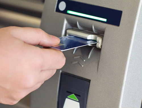 Bankamatikten bir ülkeyi soydular!