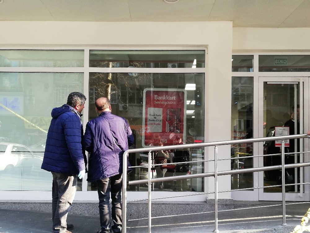 Bankanın camına kurşun isabet etti 
