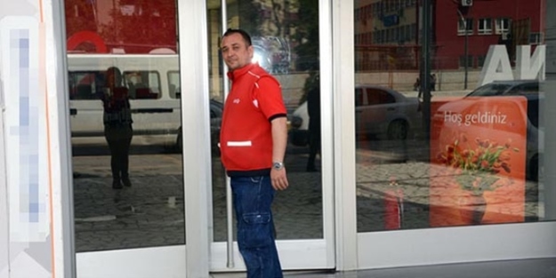 Bankanın kapısını açık unuttular!