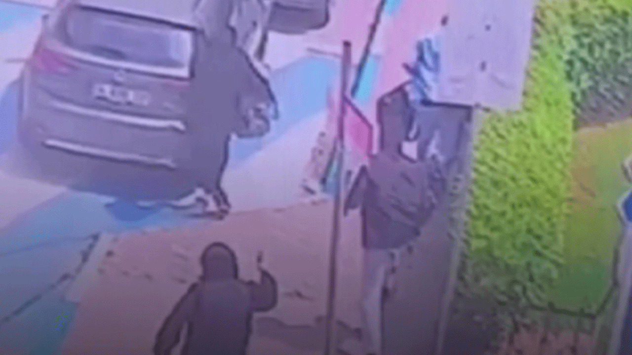 Bankanın önünde silahlı gasp kamerada!