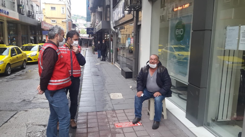 Bankaya girmek için direnen yaşlı adama polis engeli 