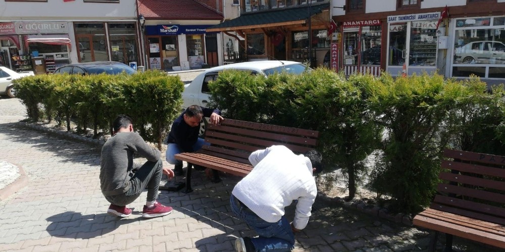 Banklar söküldü, dört bir yan dezenfekte edildi 