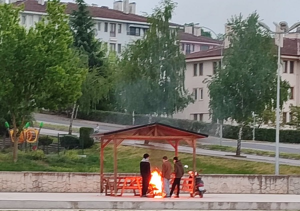 Bankları tek tek yaktılar!