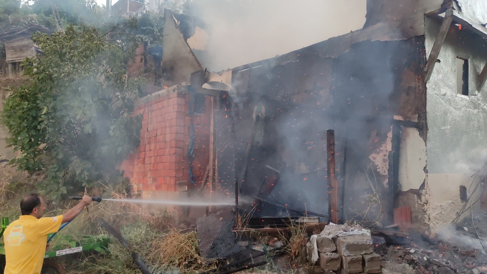 Banyo sobasını yakarken 2 katlı ev alev topuna döndü