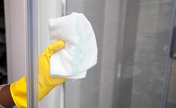 Banyo temizliği hiç bu kadar kolay olmamıştı! Bu tarifle duşakabinleriniz ışıldayacak