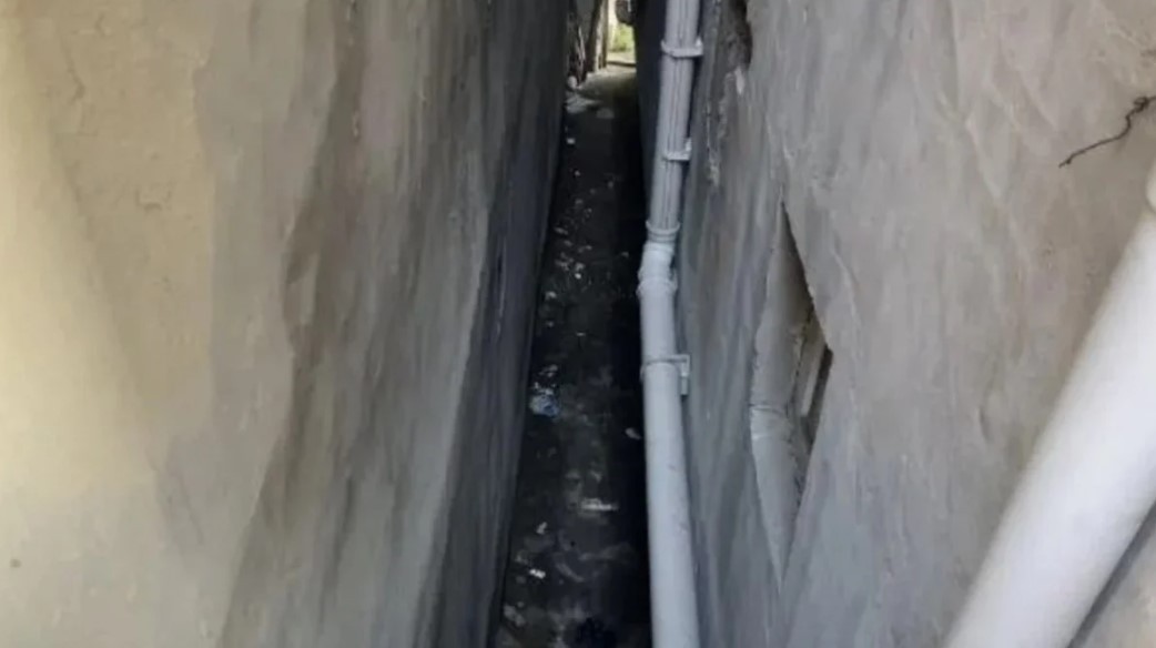 Banyoda doğurup camdan attı!