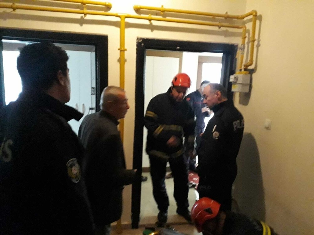 Banyoda mahsur kalan kadını itfaiye kurtardı 