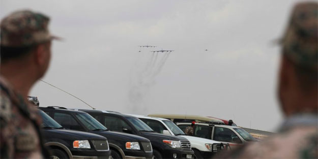 Obama'nın katıldığı törende bir uçak daha düştü