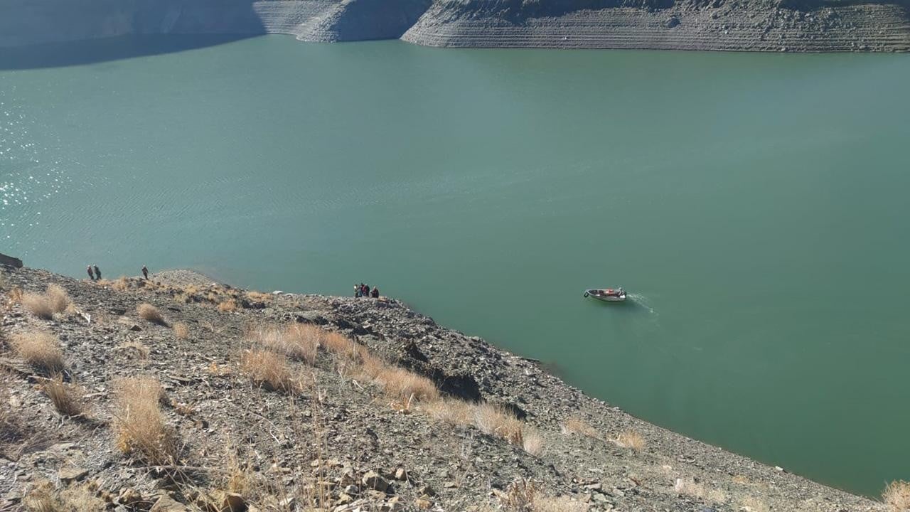 Baraj gölünde can pazarı! 3 kişinin bulunduğu araç Zernek Barajı'na düştü