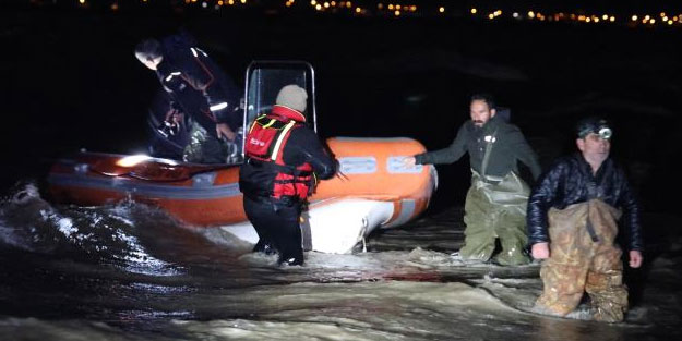 Baraj gölünde mahsur kalan 2 balıkçı kurtarıldı