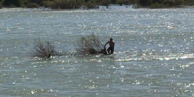 Baraj kapağı açıldı; suda mahsur kaldı