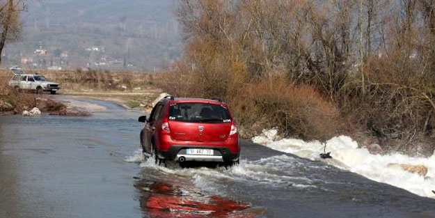 Baraj kapakları açıldı, köprü su altında kaldı