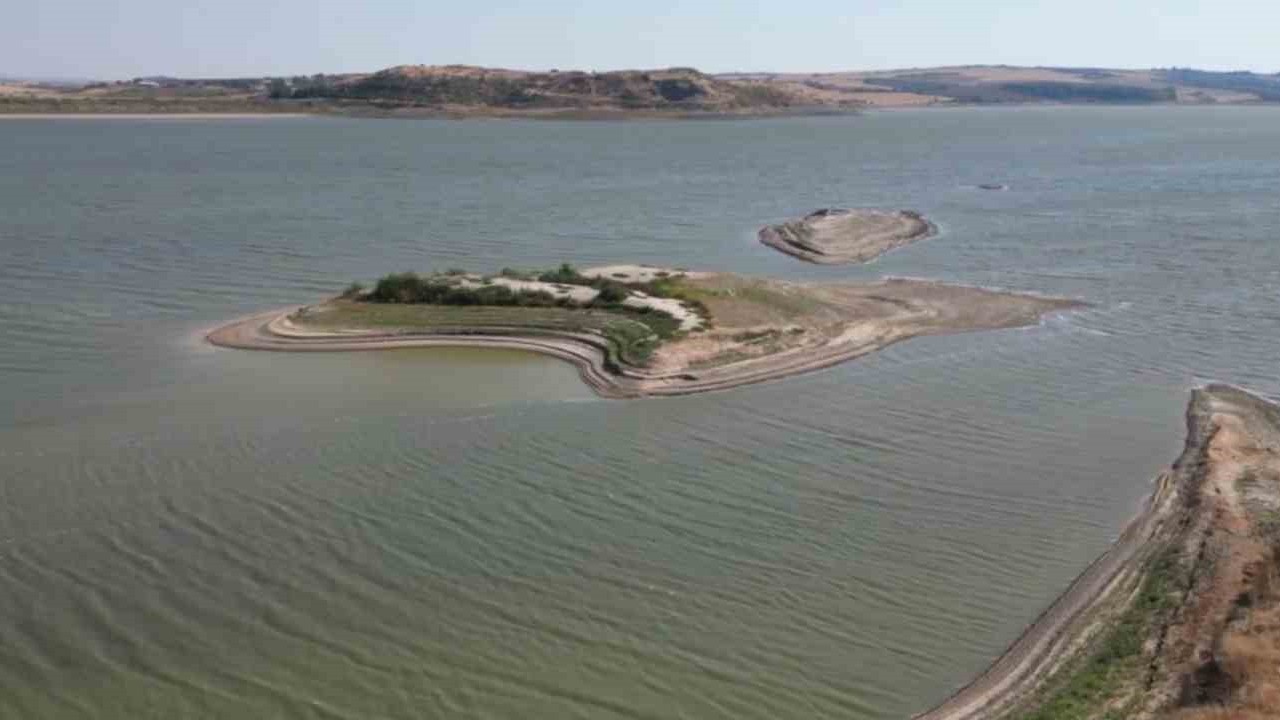 Baraj kritik seviyeye düştü! Su metrelerce çekildi, adacıklar ortaya çıktı! Şoke etti