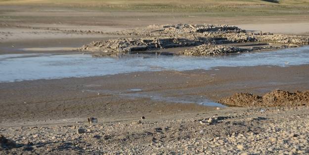 Baraj suları çekildi, eski yapılar ortaya çıktı