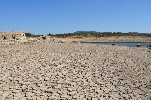 Barajlarda damla su kalmadı! Otellere 'havuzu boşaltmayıp tekrar kullanın' çağrısı