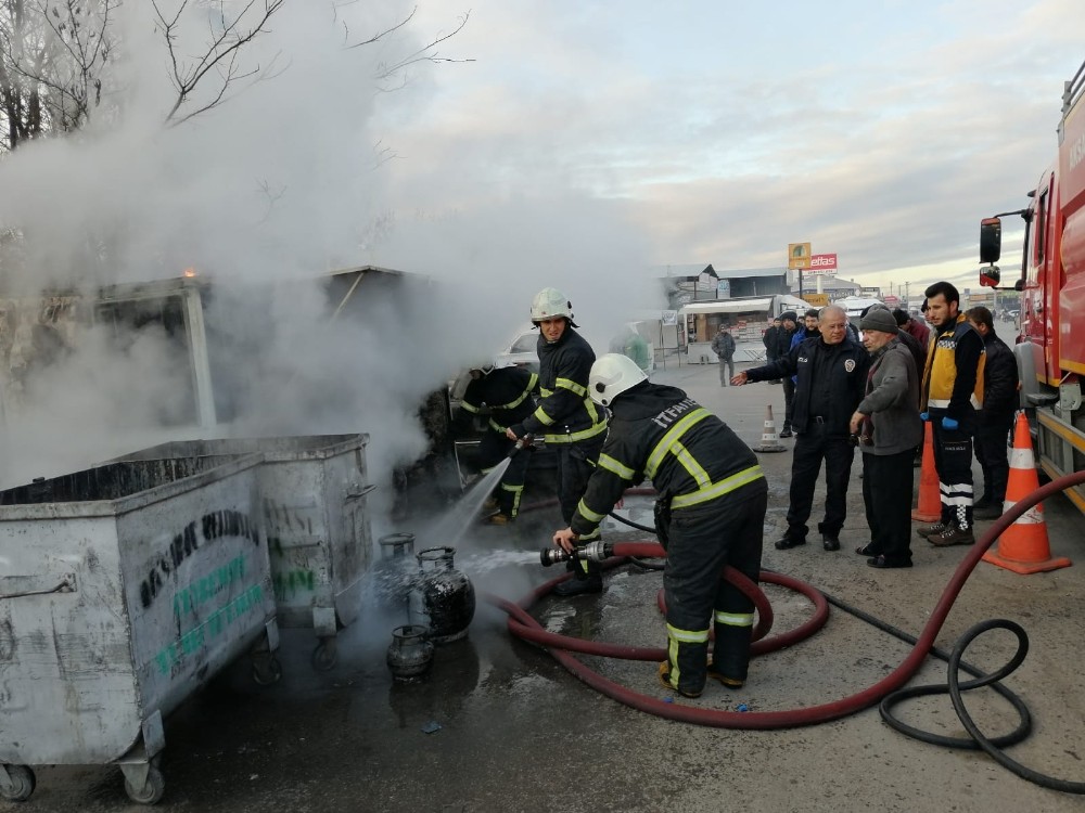 Barakadaki yangın az kalsın otomobili yakıyordu 
