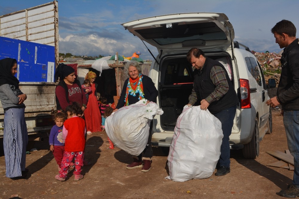 Barakalarda yaşayan çocukları unutmadılar 