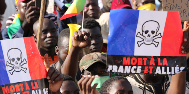 Barbar Fransa, yoksul Afrika halkının arazilerine göz dikti!