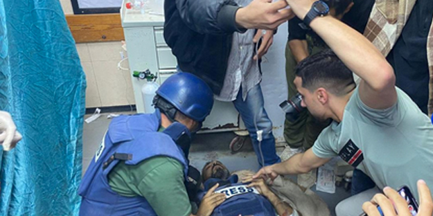 Barbar İsrail'den büyük alçaklık! Kameraman ayağını kaybetti! Ellerin kırılsın Katil devlet!