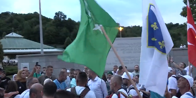 Barbar Sırp Türk bayrağını hazmedemedi!