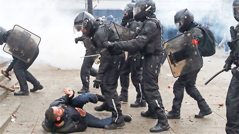 Barbarlar! Fransa polisi çok sert müdahale ediyor