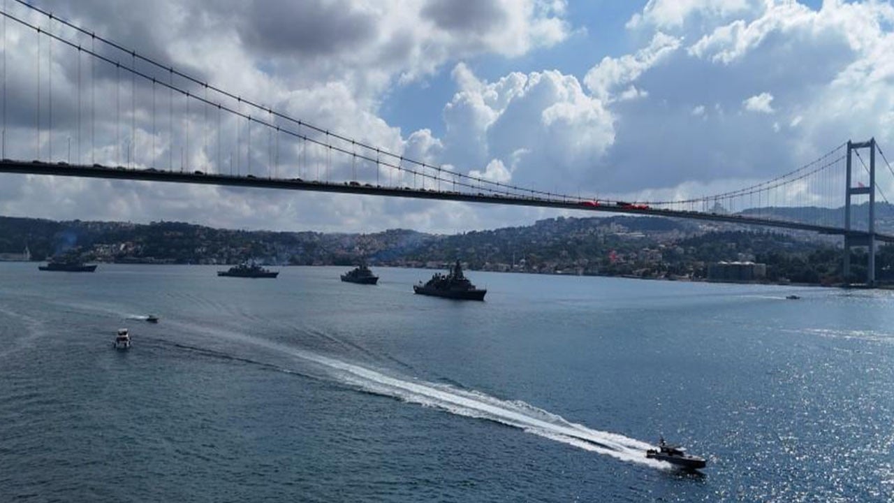 Barbaros Hayreddin Paşa Anıtı’nı selamladılar Donanma İstanbul’a indi