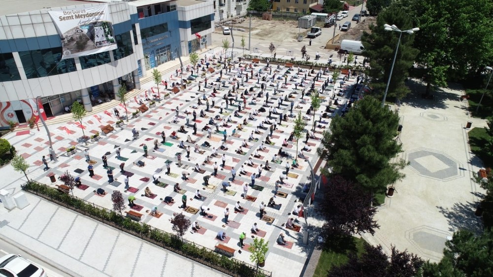 Barbaros Mahallesi Semt Meydanı cuma namazı ile hizmete açıldı 