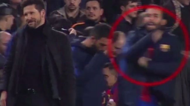 Barcelona-Atletico Madrid maçında Aleix Vidal'den Diego Simeone'ye kol hareketi