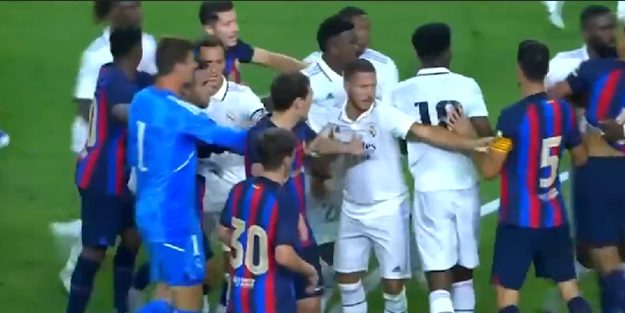 Barcelona-Real Madrid maçında saha karıştı!