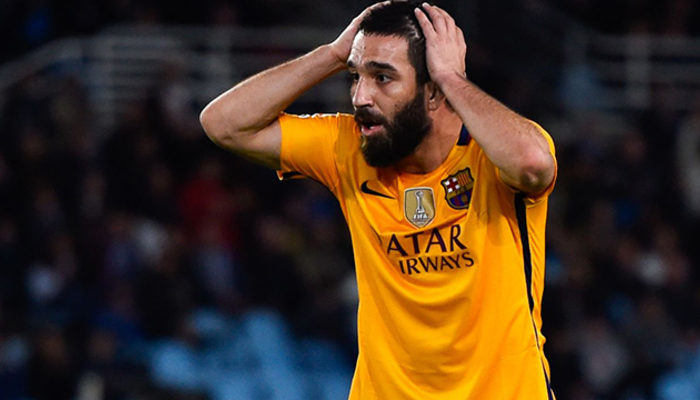 Barcelona, şampiyonluk tişörtünde Arda Turan'ın ismine yer vermedi