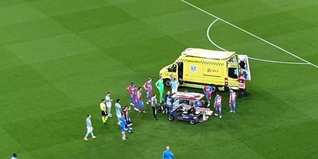 Barcelonalı futbolcu hastaneye kaldırıldı