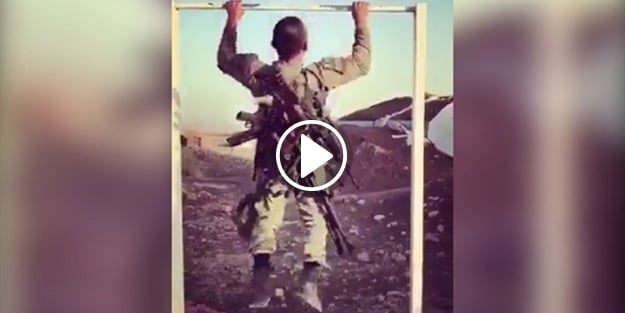 Barfiks çeken Mehmetçik sosyal medyayı salladı!