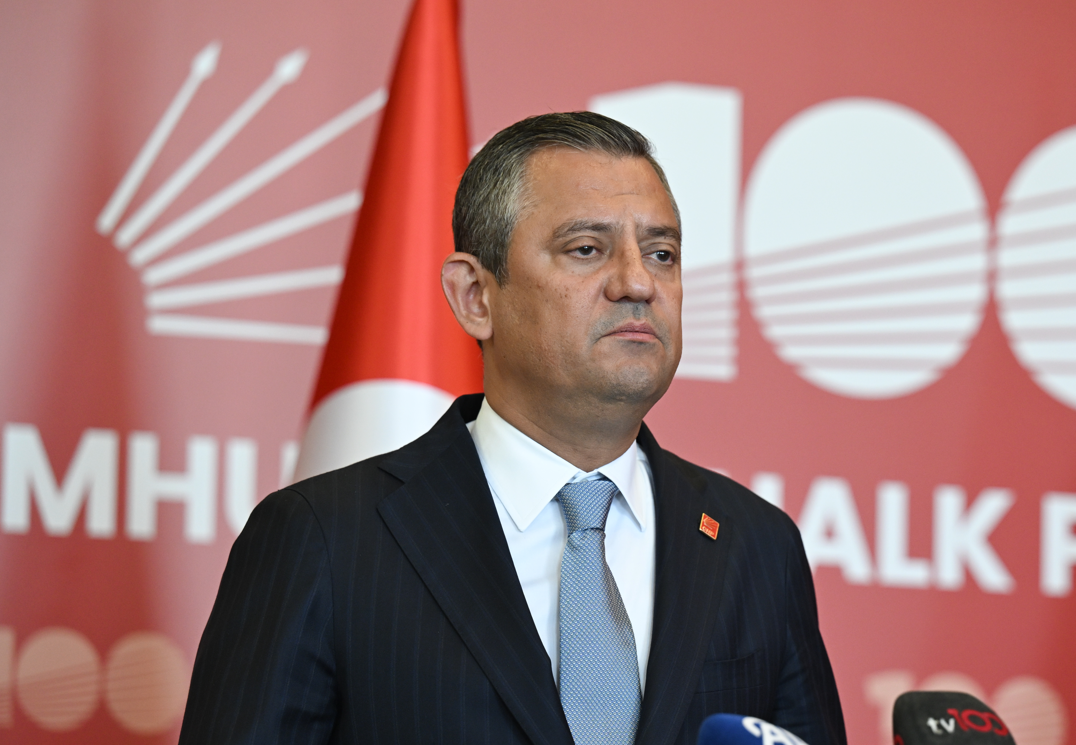 Bari bugün yapma! Özgür Özel’den skandal Bozkurt işareti yorumu!