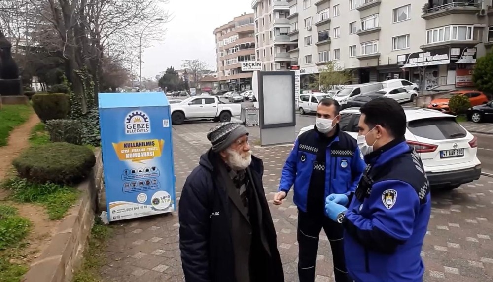 Barınma Evi’ne gitmek istemeyen İsmail amca zabıta ekiplerini dakikalarca uğraştırdı 