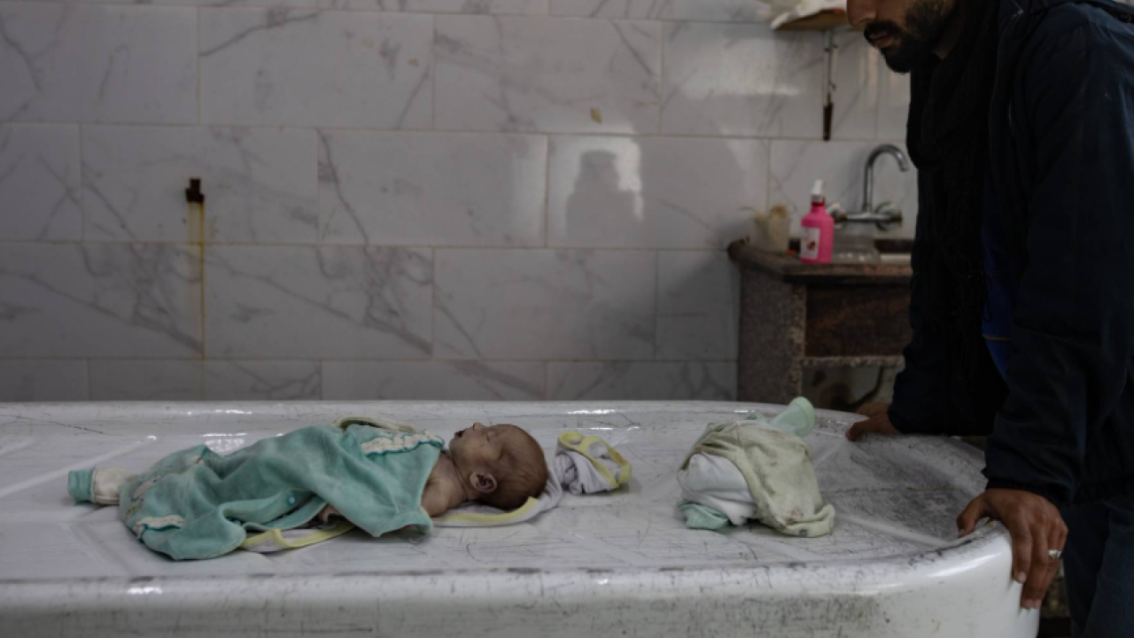 Barış görüşmeleri sürerken Gazze’de bebekler soğuktan ölüyor!