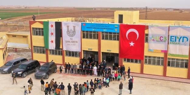 Barış Pınarı bölgesinde yenilenen bir okul törenle açıldı