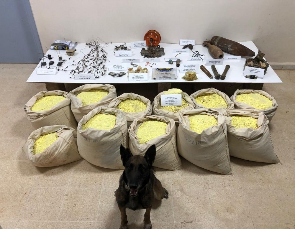 Barış Pınarı bölgesinde yüzlerce kilo patlayıcı madde ele geçirildi 