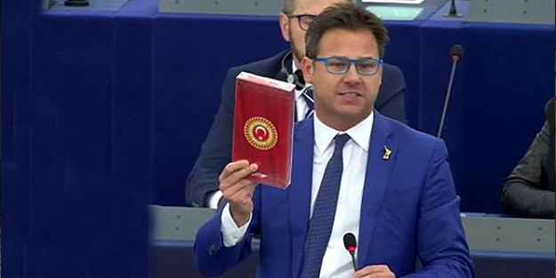 Türk lokumunu fırlatan vekile AP'den ceza