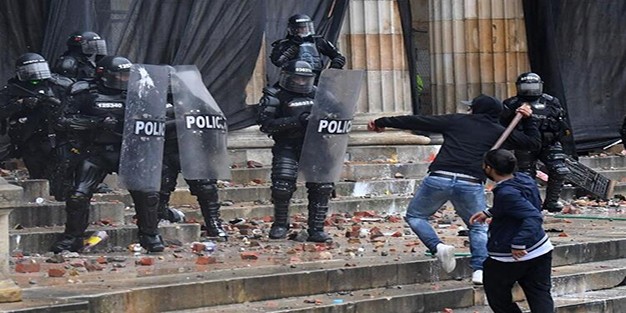 Barışçıl devam eden gösteriler nasıl bu hale geldi?