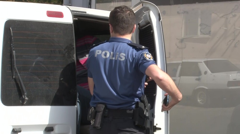 Barışmak için gittiği eski eşini iş yerinde yaraladı 