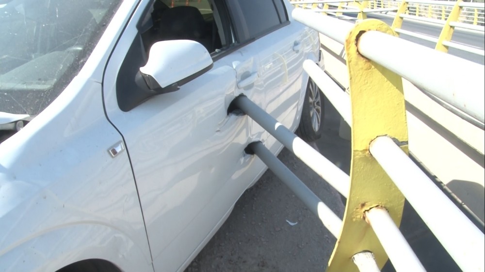 Bariyer demirleri otomobile ok gibi saplandı: 2 yaralı 