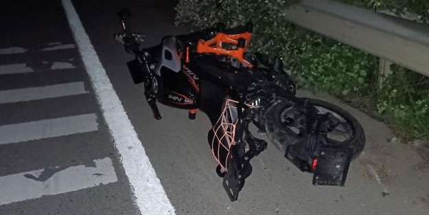 Bariyer ve aydınlatma direğine çarpan motosiklet sürücüsü yaşamını yitirdi