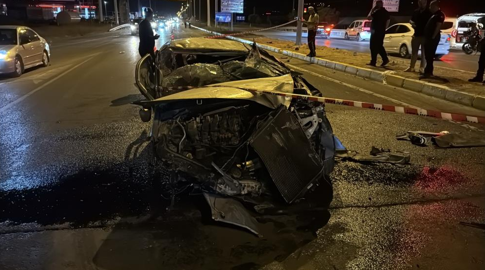 Bariyere çarpan otomobil metrelerce sürüklendi: 1 ölü, 1 yaralı