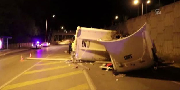 Bariyere çarpan TIR alt yola uçtu